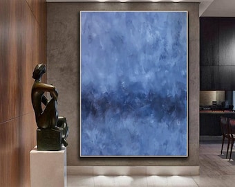 Puede incluir: Pintura abstracta con un esquema de color azul y gris. La pintura tiene un efecto texturizado, de pinceladas y está enmarcada en un marco simple, blanco.