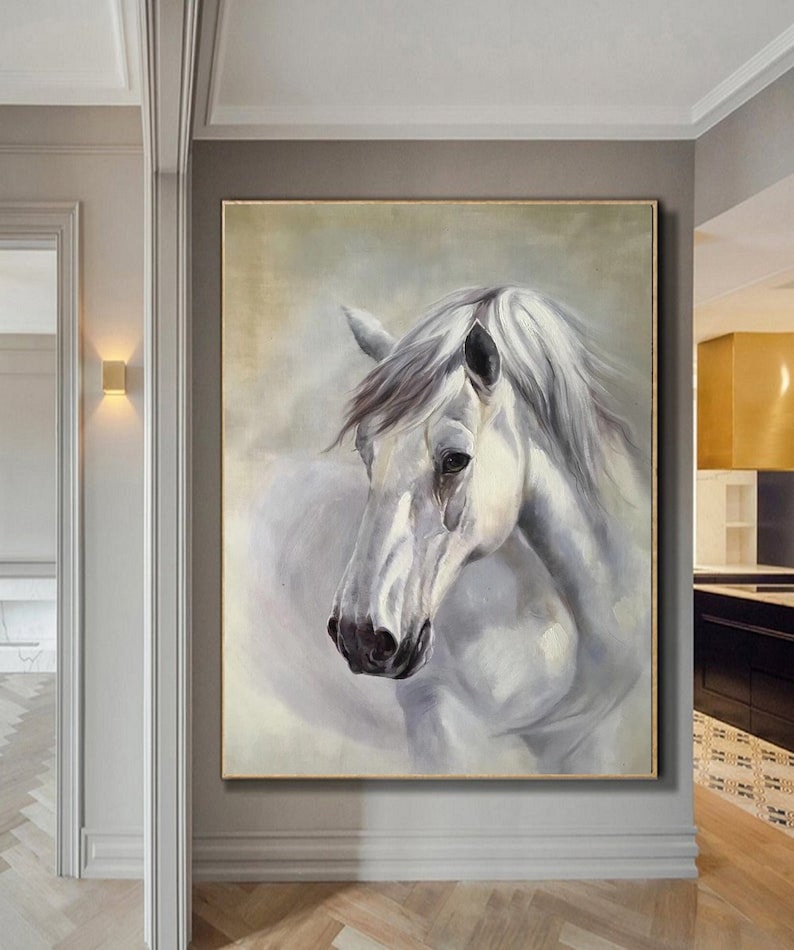 Op de afbeelding: Een schilderij van een wit paardenhoofd en -hals, met een zachte, wazige achtergrond in grijstinten en beige.