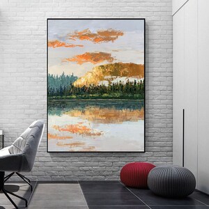 Pu&ograve; includere: Un dipinto di un lago con un bosco sullo sfondo. Il cielo &egrave; di un azzurro chiaro con nuvole arancioni. L'acqua riflette il cielo e il bosco. Il dipinto &egrave; realizzato in uno stile testurizzato.
