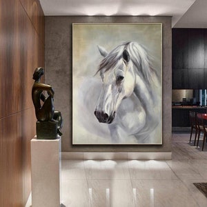 Op de afbeelding: Een schilderij van een wit paardenhoofd en -hals, in een zachte, schilderachtige stijl. De manen en staart van het paard zijn vloeiend, en de achtergrond is een gedempte, lichtgrijze kleur.