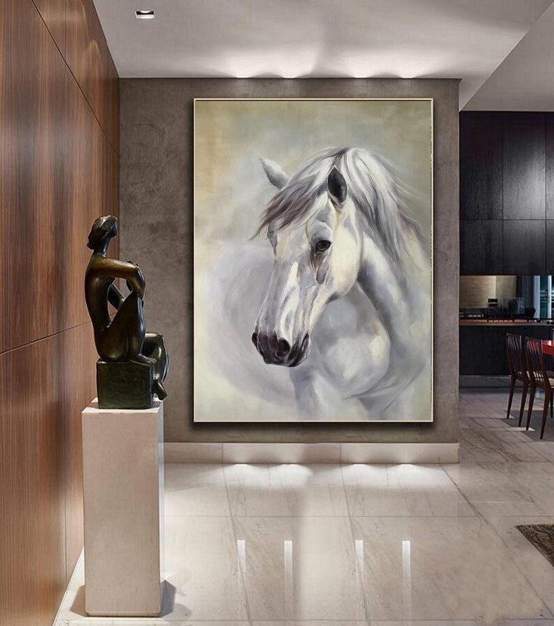 Op de afbeelding: Een schilderij van een wit paardenhoofd en -hals, in een zachte, schilderachtige stijl. De manen en staart van het paard zijn vloeiend, en de achtergrond is een gedempte, lichtgrijze kleur.