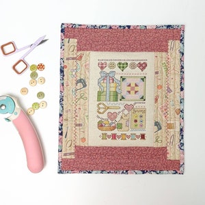 Mini courtepointe « Sewing Treasures », broderie au point de croix à la main, panneau de courtepointe fait main, petit patchwork suspendu décoration de salle de couture