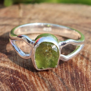 Anello in peridoto grezzo / Anello in argento fatto a mano con peridoto naturale / Pietra portafortuna di marzo / Argento massiccio 925 / Gioielli fatti a mano