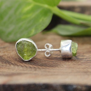 Surowe kolczyki z peridotem | Naturalny kolczyk z peridotem | Kamień urodzinowy sierpnia | Kolczyki z kamieniami szlachetnymi | Srebro próby 925 | Biżuteria ręcznie robiona