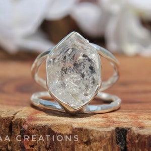 Anello di diamanti Herkimer grezzo / Gambo diviso herkimer naturale Anello d'argento martellato fatto a mano / Pietra di nascita di aprile / Argento sterling 925