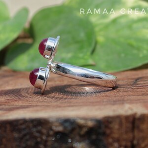 Pu&ograve; includere: Un anello d'argento con due pietre preziose rosse. L'anello &egrave; progettato con una fascia a forma di Y unica.