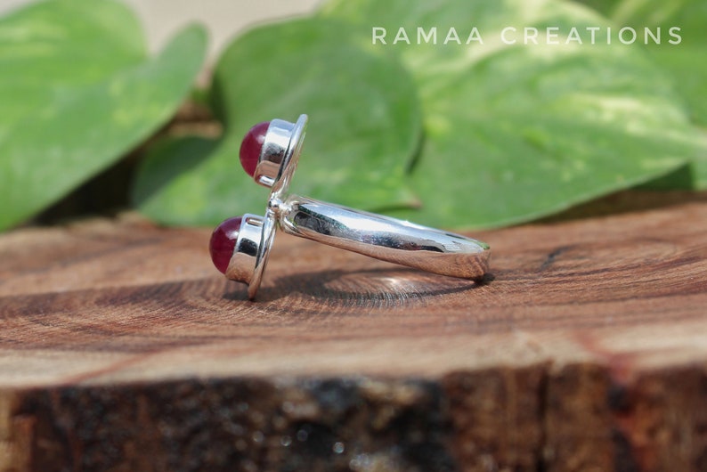 Pu&ograve; includere: Un anello d'argento con due pietre preziose rosse. L'anello &egrave; progettato con una fascia a forma di Y unica.