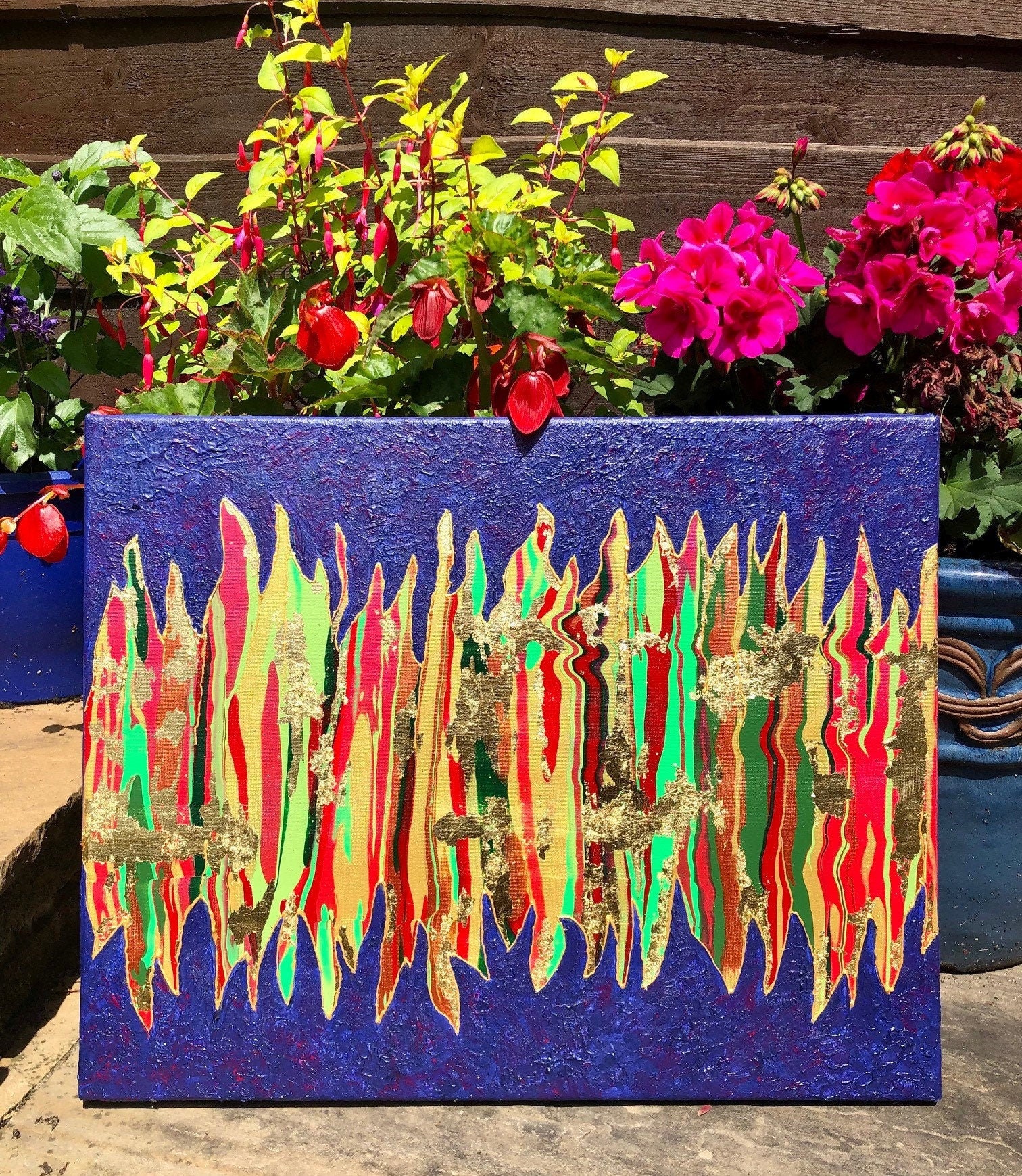 金箔と金縁の抽象アクリル流し込み絵画、青い多色流体アート、新進