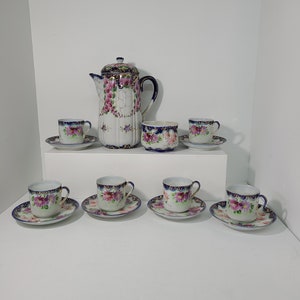 Conjunto de chocolate caliente pintado a mano de Nippon antiguo. Chocolatera de porcelana azul cobalto pintada a mano con 6 tazas y platillos y 1 azucarero.