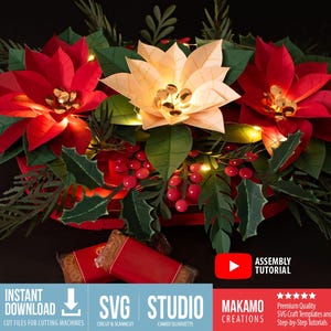 Peut inclure: Une composition de Noël avec des poinsettias en papier rouge et crème, agrémentée de feuilles vertes, de baies rouges et de guirlandes lumineuses. L'arrangement comprend des brins de conifères et est posé sur un fond sombre.