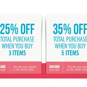 Puede incluir: Dos carteles blancos con texto azul que ofrecen descuentos en las compras totales. El cartel de la izquierda dice "25% DE DESCUENTO EN LA COMPRA TOTAL AL COMPRAR 3 ART&Iacute;CULOS". El cartel de la derecha dice "35% DE DESCUENTO EN LA COMPRA TOTAL AL COMPRAR 5 ART&Iacute;CULOS". Ambos carteles tienen un fondo rojo en la parte inferior con el texto "MAKAMO CREATIONS" y "Este descuento se aplica a toda la tienda".
