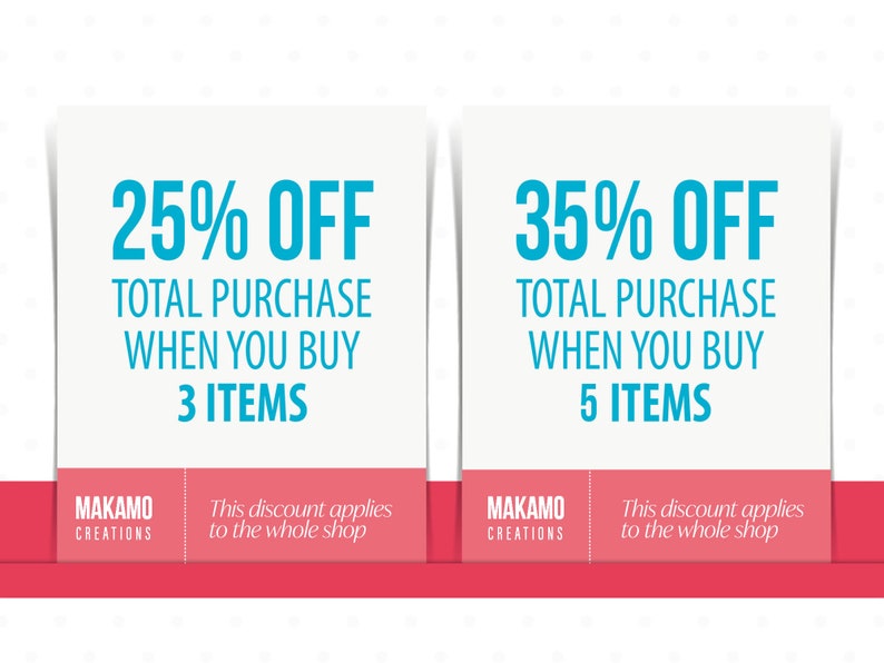 Puede incluir: Dos carteles blancos con texto azul que ofrecen descuentos en las compras totales. El cartel de la izquierda dice "25% DE DESCUENTO EN LA COMPRA TOTAL AL COMPRAR 3 ART&Iacute;CULOS". El cartel de la derecha dice "35% DE DESCUENTO EN LA COMPRA TOTAL AL COMPRAR 5 ART&Iacute;CULOS". Ambos carteles tienen un fondo rojo en la parte inferior con el texto "MAKAMO CREATIONS" y "Este descuento se aplica a toda la tienda".