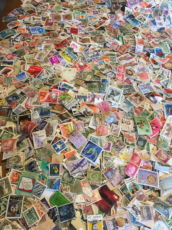 世界の切手 10,000 枚以上の紙製切手。ビンテージから最新まで、膨大な