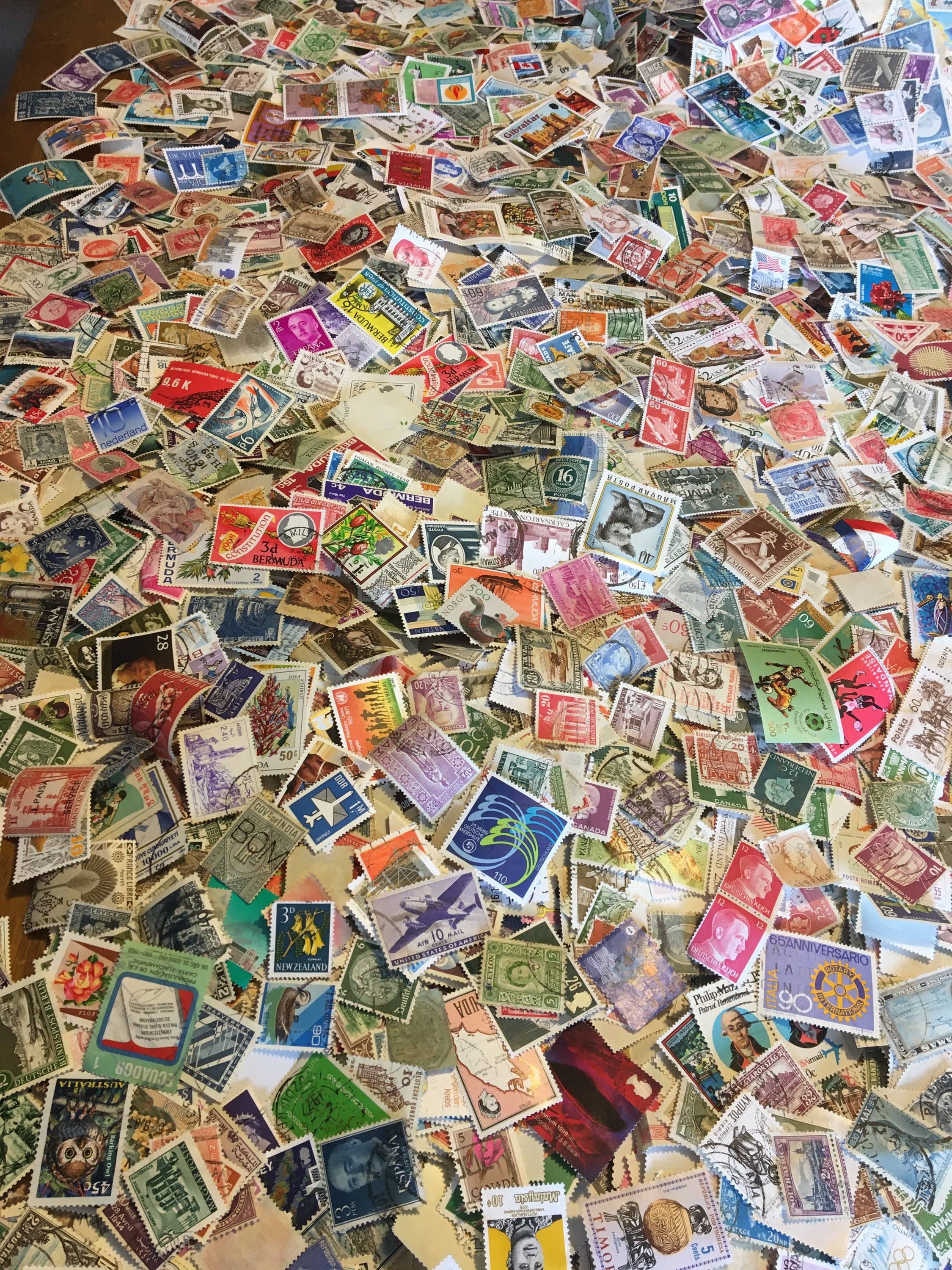 世界の切手 10,000 枚以上の紙製切手。ビンテージから最新まで、膨大な