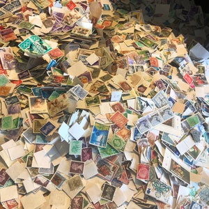 Mezcla de sellos del mundo y Gran Bretaña: más de 2000 sellos, fuera de papel, desde antiguos hasta modernos.