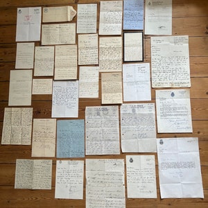 Una colección de cartas y correspondencia antiguas fechadas entre 1869 y 1989. Una colección interesante y variada, con muchas piezas escritas a mano.