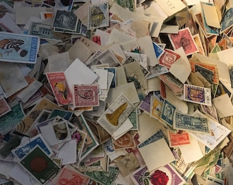 世界の切手 10,000 枚以上の紙製切手。ビンテージから最新まで、膨大な
