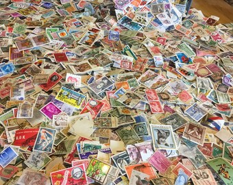 世界の切手 10,000 枚以上の紙製切手。ビンテージから最新まで、膨大な