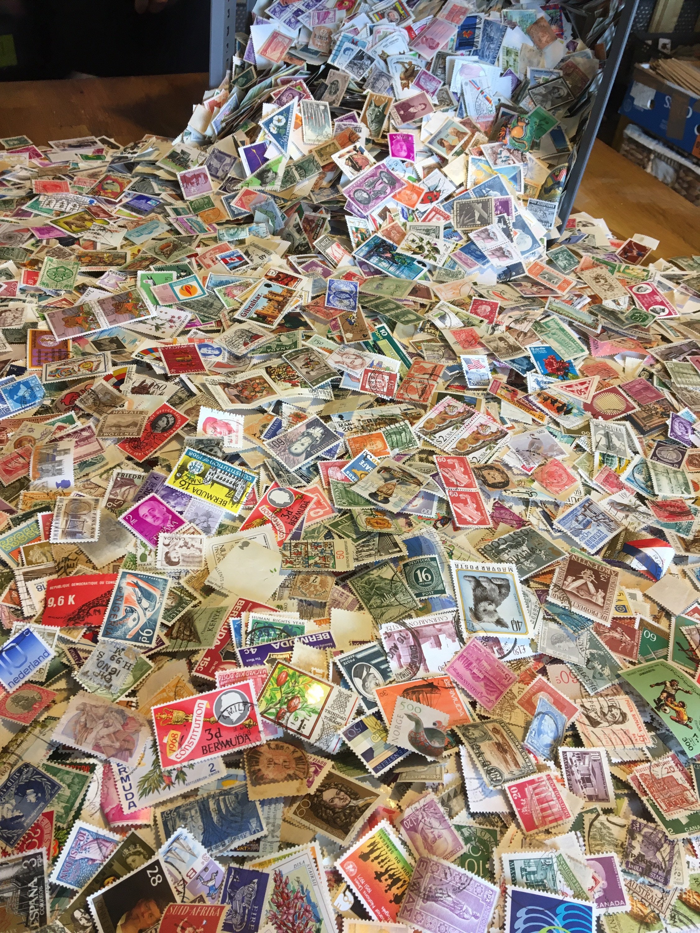 世界の切手 10,000 枚以上の紙製切手。ビンテージから最新まで、膨大な