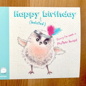 Tarjeta de cumpleaños tardía / Ilustración de pájaro vintage, felicitación humorística para mamá y amiga