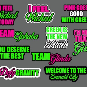 Może przedstawiać: Zbiór naklejek z różnymi frazami w różowym i zielonym tekście na szarym tle. Frazy to "I Feel Wicked Today", "Green is the New Black" i "Defy Gravity".