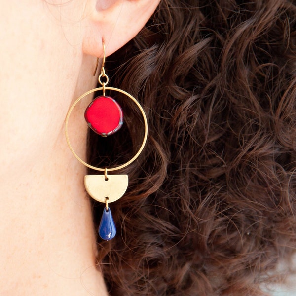 Boucles d'oreilles fait main *Eros & Thanatos*, bijou femme, laiton brut, perles de verre tchèques, rond et demi cercle doré, gouttes bleues