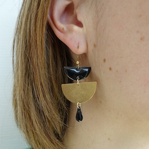 Handmade earrings *Castor & Pollux*, women&#39;s jewel, raw brass, black drop sequin, golden and black half circle, elegant