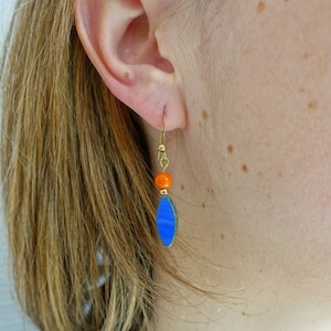 Handgefertigte Ohrringe *Edith & Marcel*, Damenschmuck, Rohmessing, elektrische blaue böhmische Glasperle, korallenrote runde Glasperle