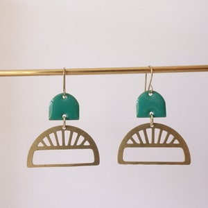 Original creation earrings *Azur & Asmar* women&#39;s jewelry, raw brass, green and gold enamelled sequin, elegant, design, art deco.