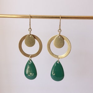 Boucles d&#39;oreilles fait main *Laurel & Hardy*, bijou femme, laiton brut, cercle et gouttes dorés, goutte vert anglais