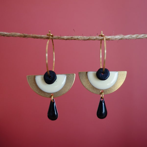 Boucles d'oreilles fait main *Mulder & Scully*, bijou femme, créoles laiton brut, sequin goutte noir, demi cercle doré et crème, perle noire