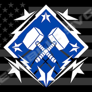 Puede incluir: Un gráfico azul en forma de diamante con dos martillos blancos cruzados, rodeado de estrellas blancas y rayos. El gráfico está sobre un fondo de bandera estadounidense en blanco y negro.