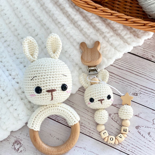 Motif : hochet lapin et attache tétine, motif au crochet facile à suivre, hochet bébé, attache tétine lapin, attache tétine.