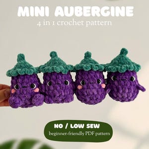 Puede incluir: Cuatro mini berenjenas de ganchillo, cada una con un cuerpo morado y una parte superior verde con hojas. El texto "MINI AUBERGINE" y "4 in 1 crochet pattern" están en la parte superior. El texto "NO / LOW SEW" y "beginner-friendly PDF pattern" están en la parte inferior.