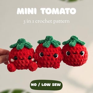 Puede incluir: Tres mini tomates de ganchillo con copas verdes y ojos negros. Los tomates son rojos y tienen una cara sonriente. El texto "MINI TOMATO" y "3 in 1 crochet pattern" se muestran encima de los tomates. El texto "NO / LOW SEW" se muestra debajo.
