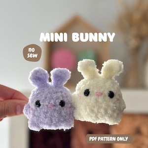 Puede incluir: Dos pequeños conejitos de peluche, uno lila y otro crema, con ojos negros y narices cosidas rosas. La imagen incluye el texto "MINI BUNNY", "no sew" y "PDF PATTERN ONLY". Estos conejitos hechos a mano son un lindo proyecto de manualidades.