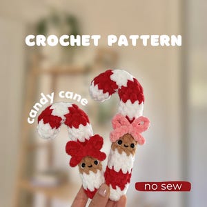 Puede incluir: Dos bastones de caramelo de ganchillo con rayas rojas y blancas, cada uno adornado con un lazo y una cara sonriente. Se muestra el texto "CROCHET PATTERN" y "candy cane". También se muestra el texto "no sew".