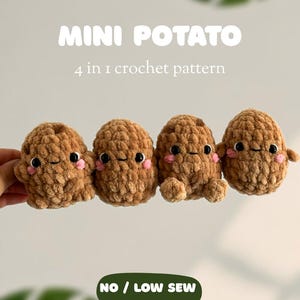 Puede incluir: Cuatro mini juguetes de patata hechos a mano con ganchillo, con caras sonrientes y brazos pequeños. Las patatas son marrones con mejillas rosas y ojos negros. El texto "MINI POTATO" y "4 in 1 crochet pattern" se muestran encima de las patatas. El texto "NO / LOW SEW" se muestra debajo.