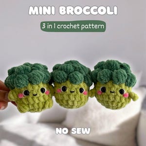 Puede incluir: Tres adorables juguetes de brócoli hechos a mano con ganchillo, con caras sonrientes y mejillas rosadas. Las flores de brócoli son de un verde vibrante, y los tallos son de un verde más claro. El texto "MINI BROCCOLI" y "3 in 1 crochet pattern" se muestran encima del brócoli, y "NO SEW" debajo.