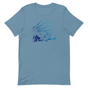 Puede incluir: Una camiseta azul claro con un gráfico azul y blanco de un rostro de mujer estilizado con cabello que parece llamas.