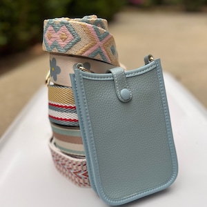 Sac à main vegan bleu à bandoulière et courroie de guitare, Sac réglable brodé pour téléphone portable, Petit sac à main de voyage Cruise, Floral rose beige jaune