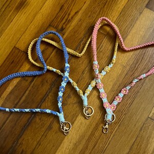 Lanyard porta badge in macramè floreale, lanyard porta badge con fiori annodati a mano, lanyard con margherita, piccolo regalo, regalo per insegnanti, verde rosa viola giallo