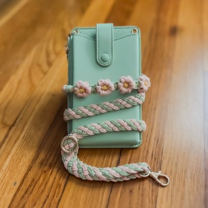 Bolso bandolera para teléfono y correa de macramé, bolso de viaje pequeño, bandolera ajustable con diseño floral hecho a mano, bolso de verano colorido, rosa, verde, azul y amarillo