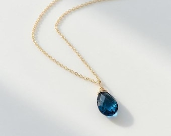 Collar de topacio azul de Londres / Delicado colgante de oro en forma de lágrima / Piedra preciosa azul facetada envuelta en alambre / Joyería curativa hecha a mano / Bella Terra Blis