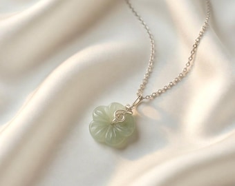 Colar Flor de Jade Nefrita Verde Claro | Pingente de Flor Prateado, Joias Serenity Feitas à Mão