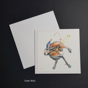 Lièvre courant - carte de voeux carrée de 6 x 6 pouces. Carte martelée de 300 g avec enveloppe blanche.