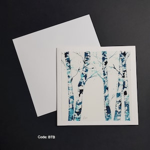 Bouleaux bleus - carte de voeux carrée de 6 x 6 pouces. Carte martelée de 300 g avec enveloppe blanche.