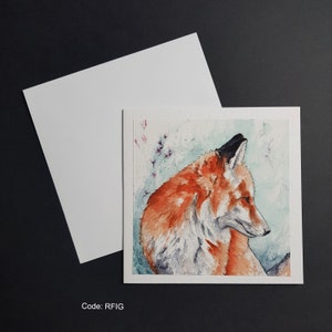 Carte de voeux carrée Renard roux dans l'herbe - 6 x 6 pouces. Carte martelée de 300 g avec enveloppe blanche.