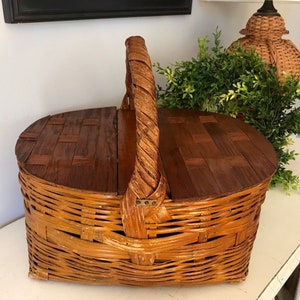 Vintage Woven Wicker Picnic Basket - Lidded Wicker Basket - Rustic Wicker Picnic Basket - Country Farmhouse Basket - Primitive Style - Decor