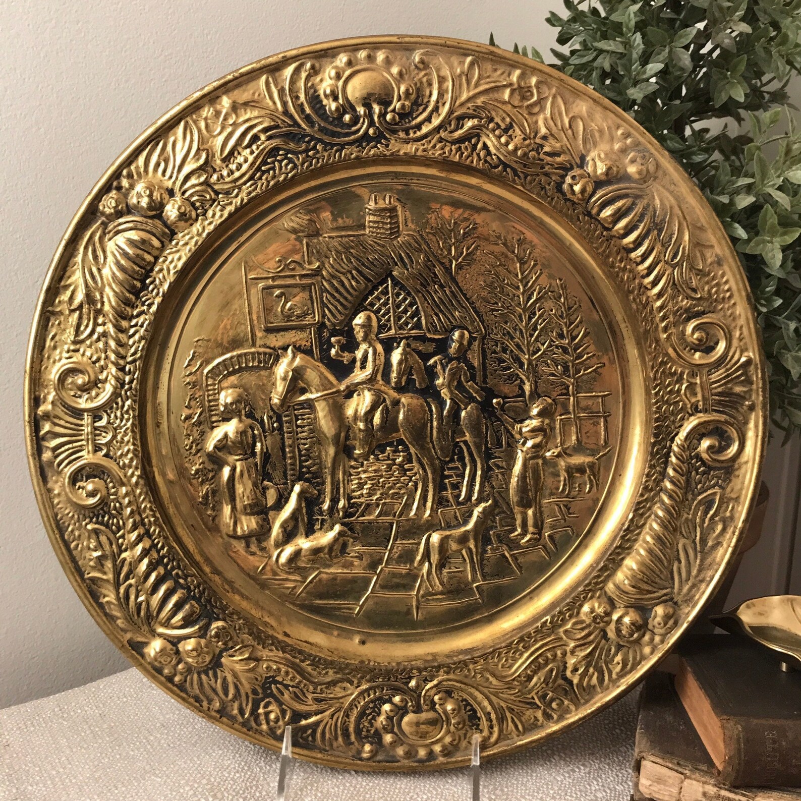 GRANDE plaque murale en laiton anglais plaque de repousse en Etsy